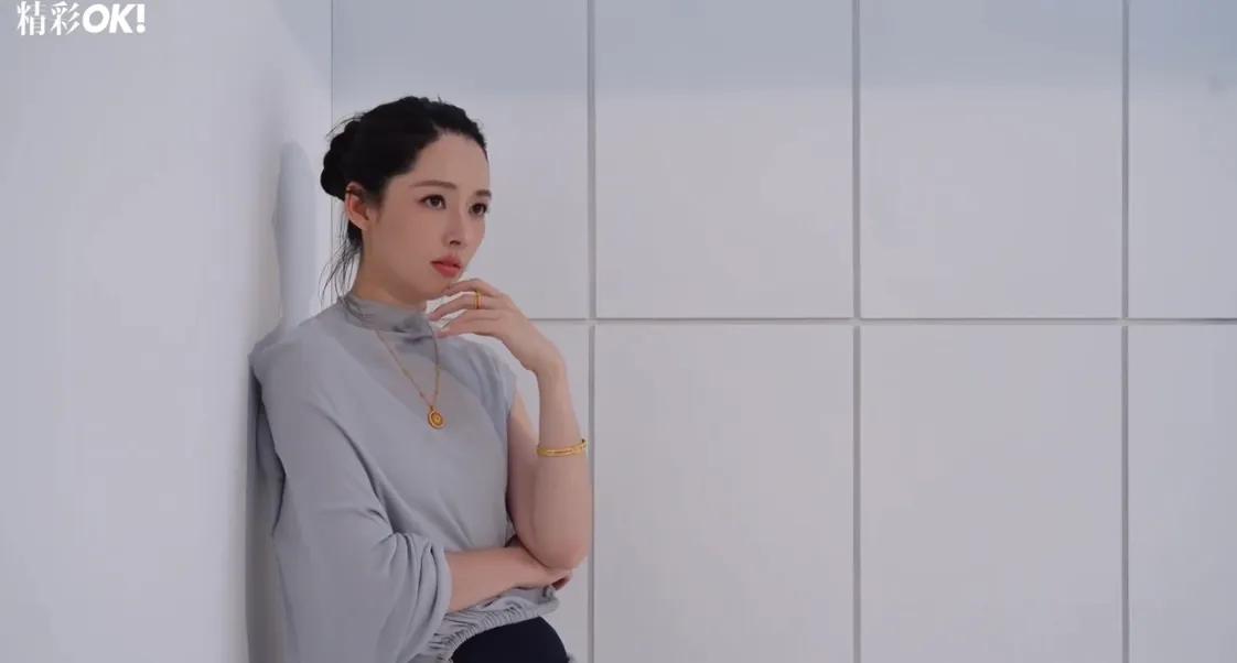 郭碧婷穿皮草拍大片,她戴整套黄金首饰很贵气,连生两胎不敢露腰