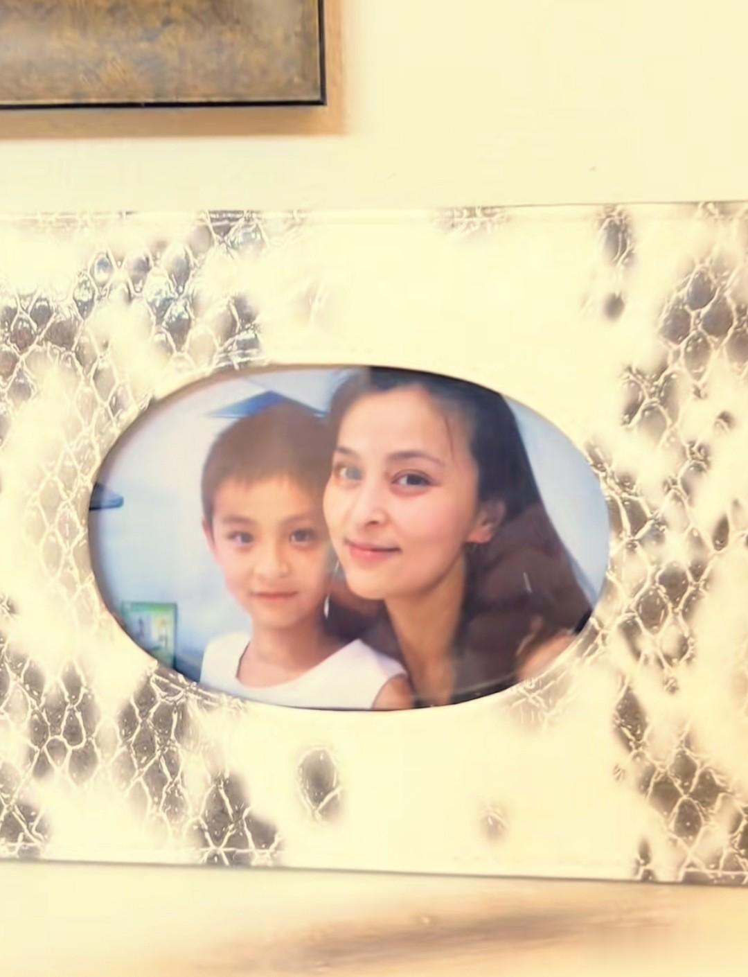 女演员何音现状:58岁貌如大妈,别墅中弹钢琴消遣,儿子贼帅随她