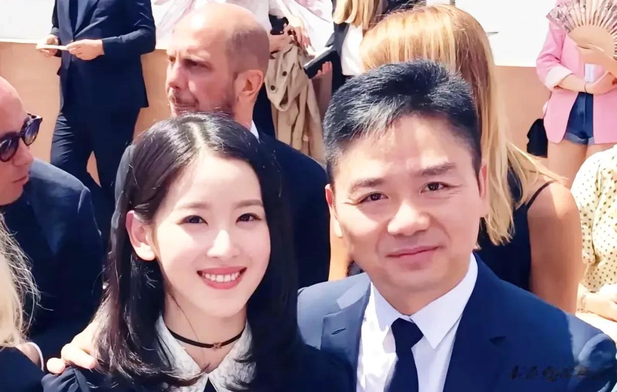 章泽天伦敦看展,打扮时髦,肋骨外翻引热议,网友:像四个胸!