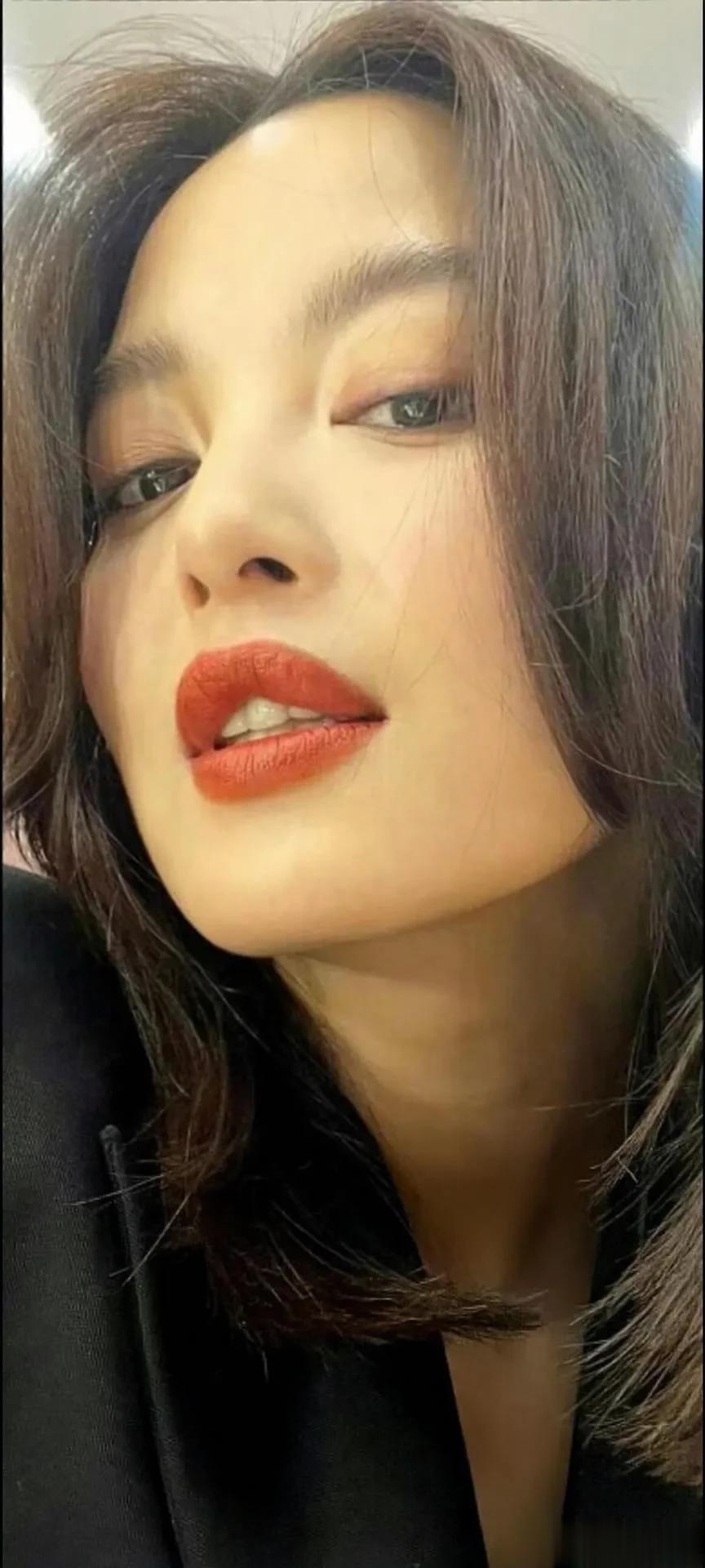 辛芷蕾脸部高清脸图， 柔发飒颜，红唇凝冷艳！