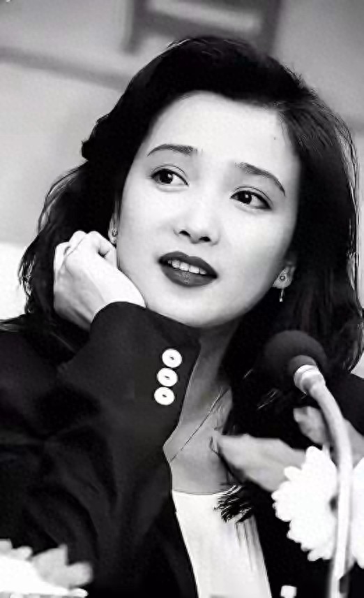 何晴病逝葬礼争议，儿子全程陪灵，好友澄清关系。