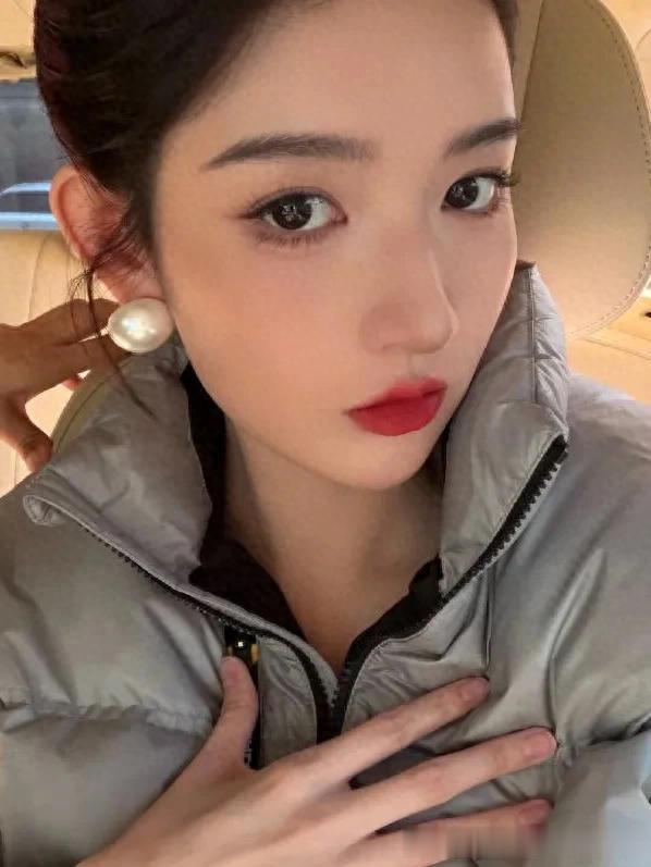 王玉雯被赞拥有“珍珠般的美貌”!穿白色抹胸裙佩戴珍珠耳环好美