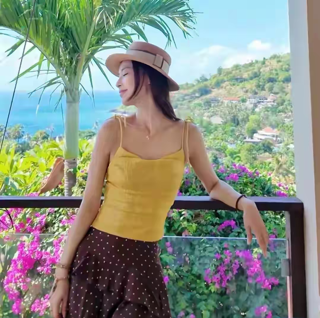 超市偶遇黄圣依,长发飘飘很美,42岁年纪25岁脸,离开杨子太对了