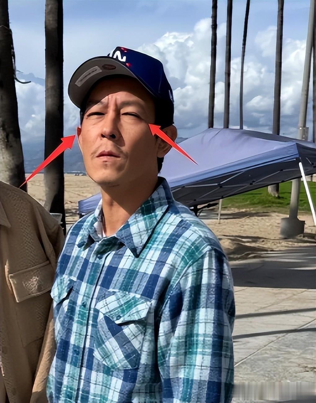 陈冠希洛杉矶被偶遇:八字胡、眯眯眼,穿宽松格子衫佝偻像老头