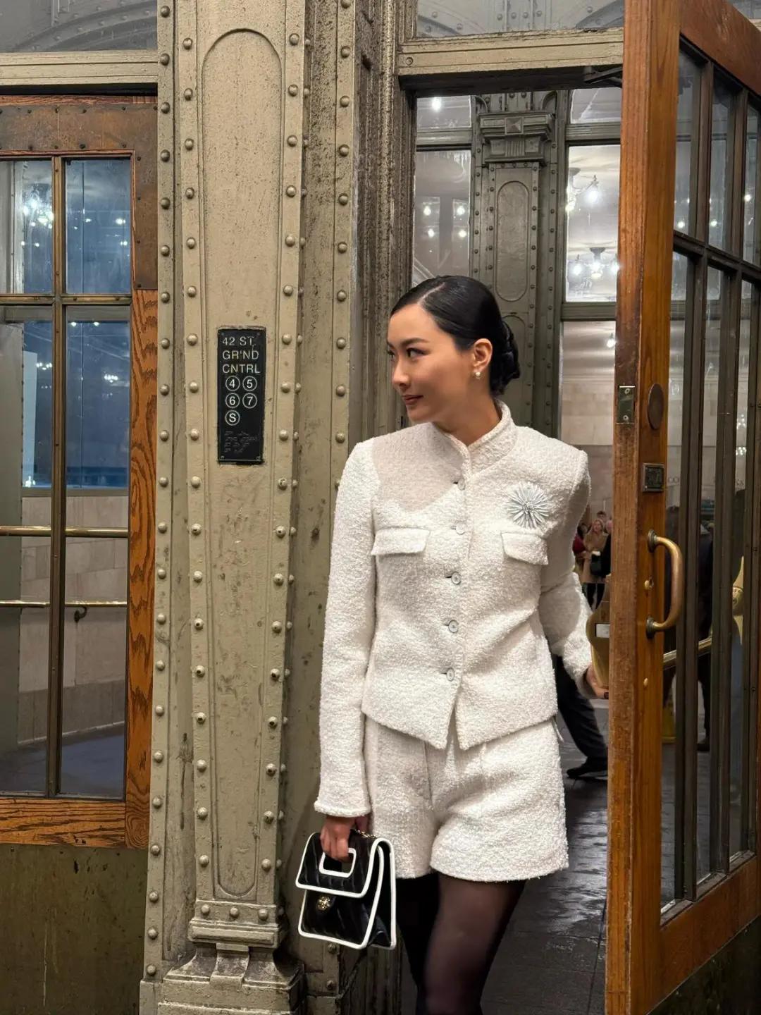 43岁前TVB花旦现身纽约地铁晒靓腿，将再自编自导短片盼明年上映