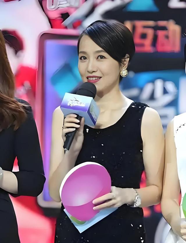 52岁广东体育台美女郑怡:39岁高龄生女,因老公常年不在广州退休