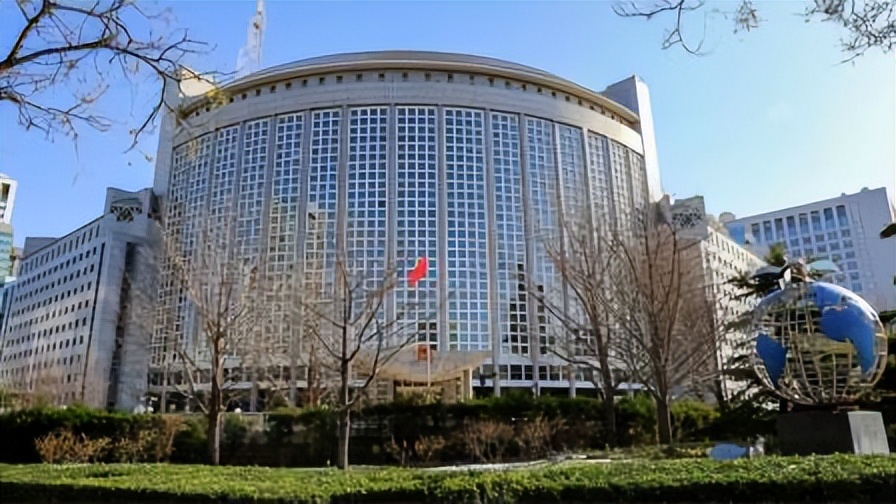 美国三军濒临城下，马杜罗喊话特朗普，满足一个条件，他就辞职
