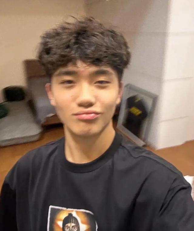 曹格儿子Joe官宣恋情晒和女友亲密照，网友：舅都恋爱了我还单着