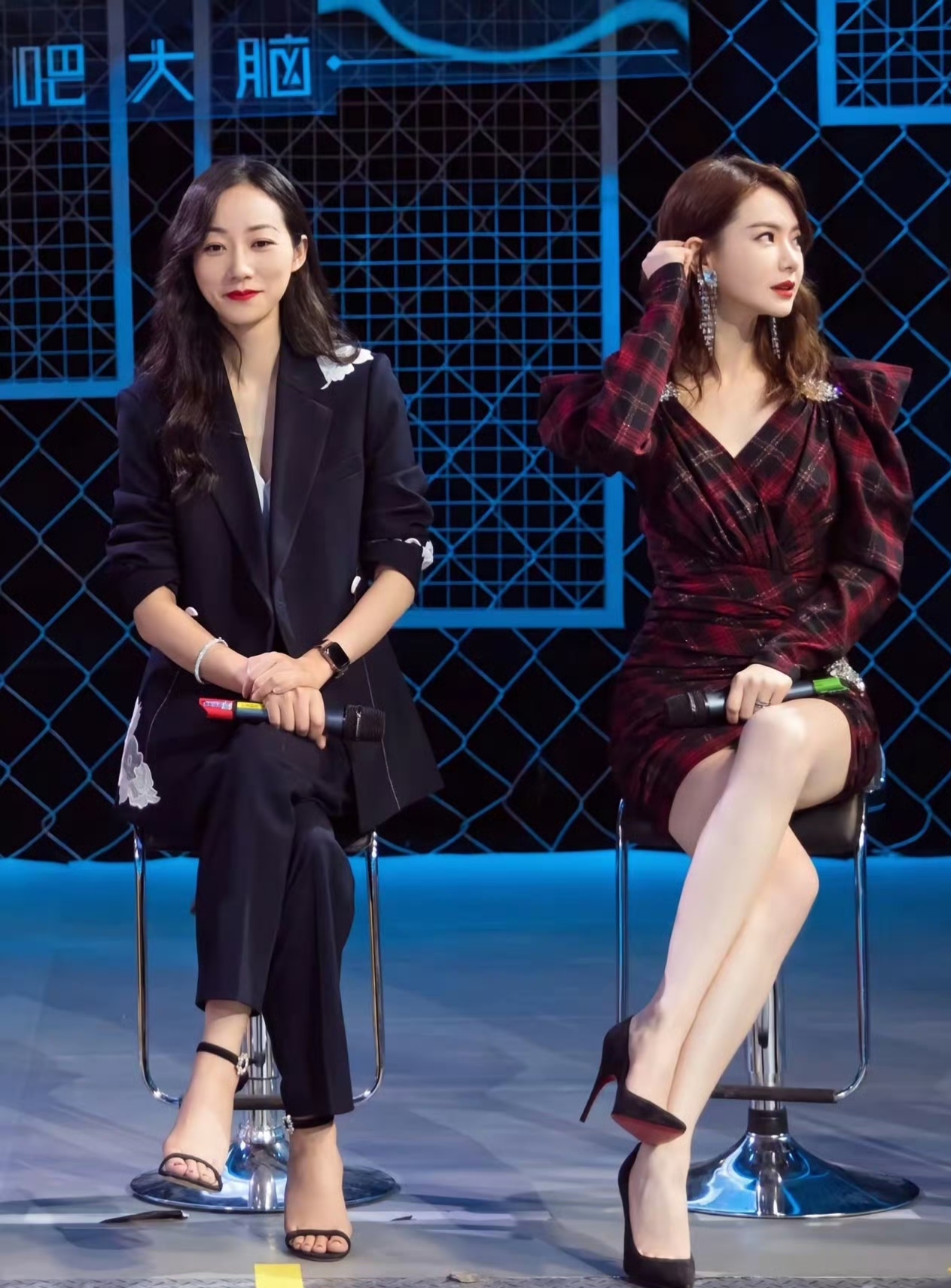 韩雪戚薇同台《最强大脑》，穿搭气质各有韵味太吸睛！ ???