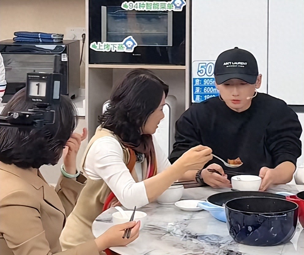 董明珠烏啦啦同框直播 自嘲“很吃虧 會做不會說”