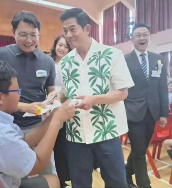 59岁郭富城参加女儿家长会,染黑发穿潮装超年轻,全场合唱秒变追星现场