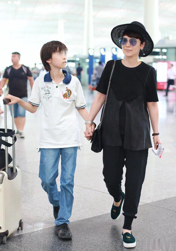 48岁海清：低调嫁圈外丈夫，恩爱24年无绯闻，儿子才是最大的牵挂