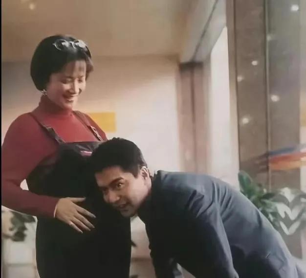 好友相继悼念拼凑出，何晴最后时光：暴瘦、拮据、退休工龄成遗憾