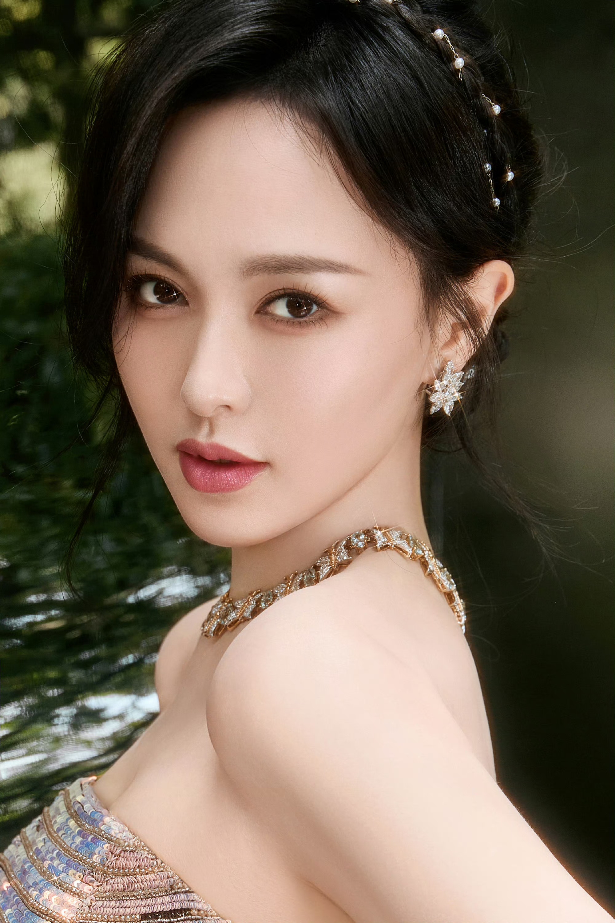 唐嫣仙气美人上线， 鎏光绿意，空气中满是属于巴蜀的松弛感