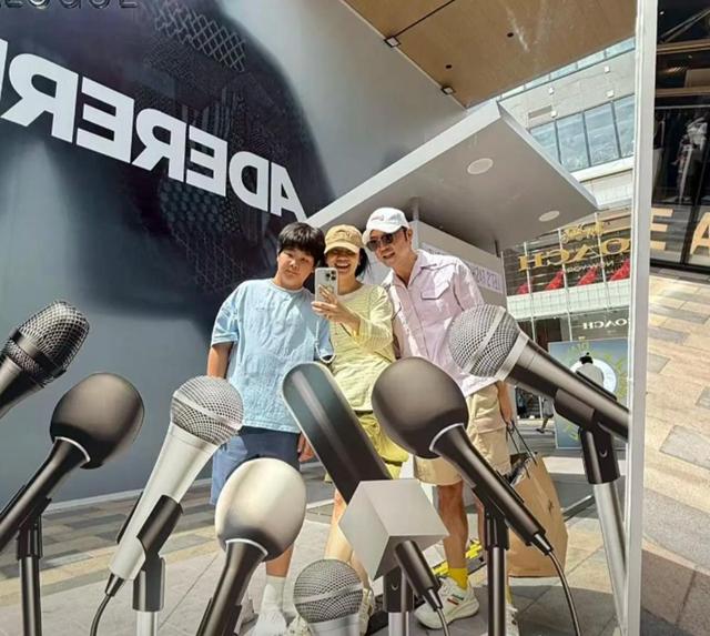 沙溢胡可一家逛街，鱼儿走潮流路线大变样，安吉又瘦了