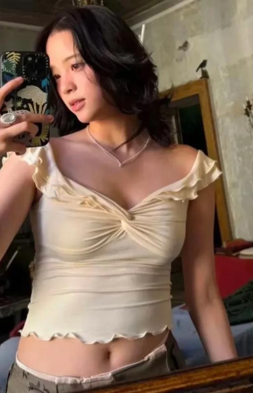 厦门偶遇欧阳娜娜,生图下身材干瘪,小肚子平了,罗圈腿好抢镜