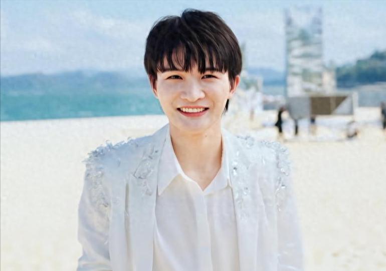 不到24小时，央媒两次点名周深，歌坛地位一览无遗，那英说对了