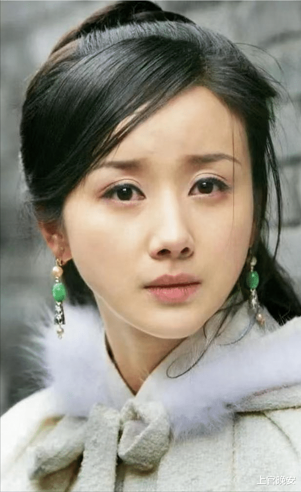 孙菲菲分享动态，脸又变了，面部僵硬紧绷下巴突兀，完全认不出