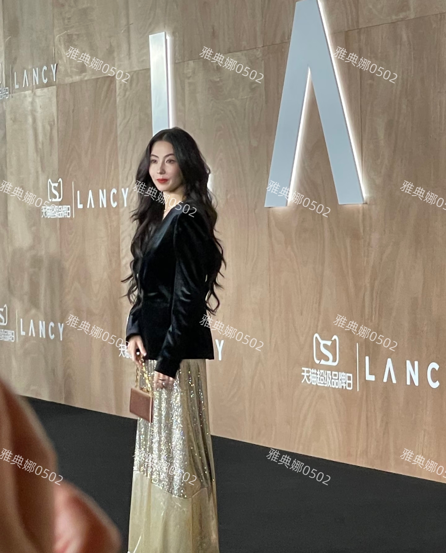 张柏芝虽然很漂亮但脸也有点僵了眼里满是疲惫,拍照开始挑角度了