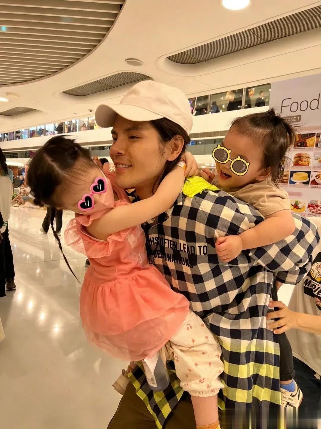 向太二儿子向佑在海南旅行!38岁向佑体型肥胖,长得特像妈妈向太