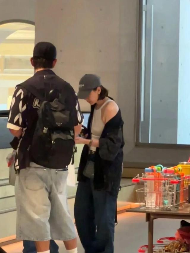 贾静雯一家成都逛街，50岁像30岁，咘咘天生高颅顶，但没波妞可爱