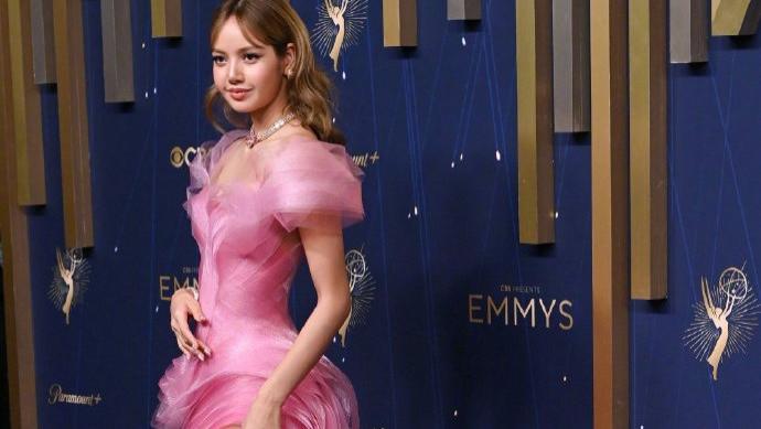 韩星Lisa粉红纱裙亮相艾美奖红毯