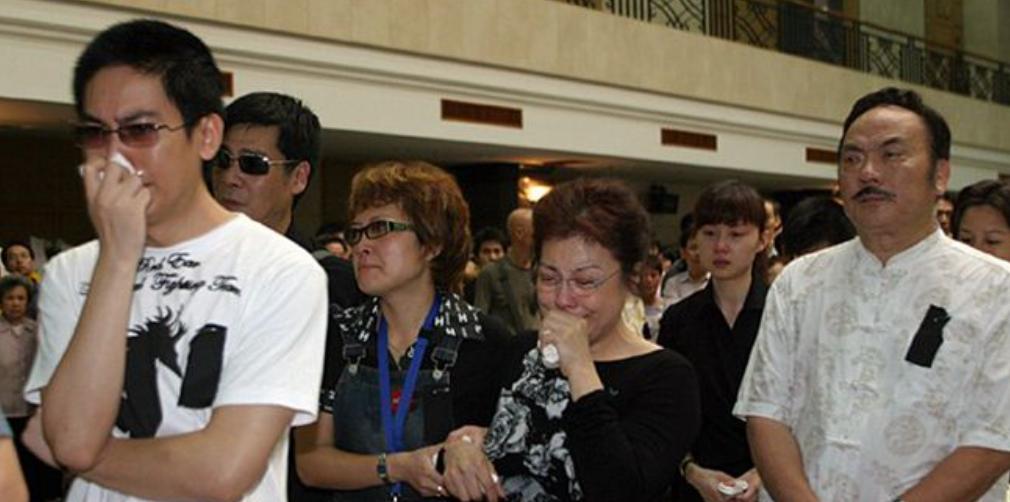 老照片：19年前，康祈宗葬礼现场，妻女泣不成声，康家人哭作一团