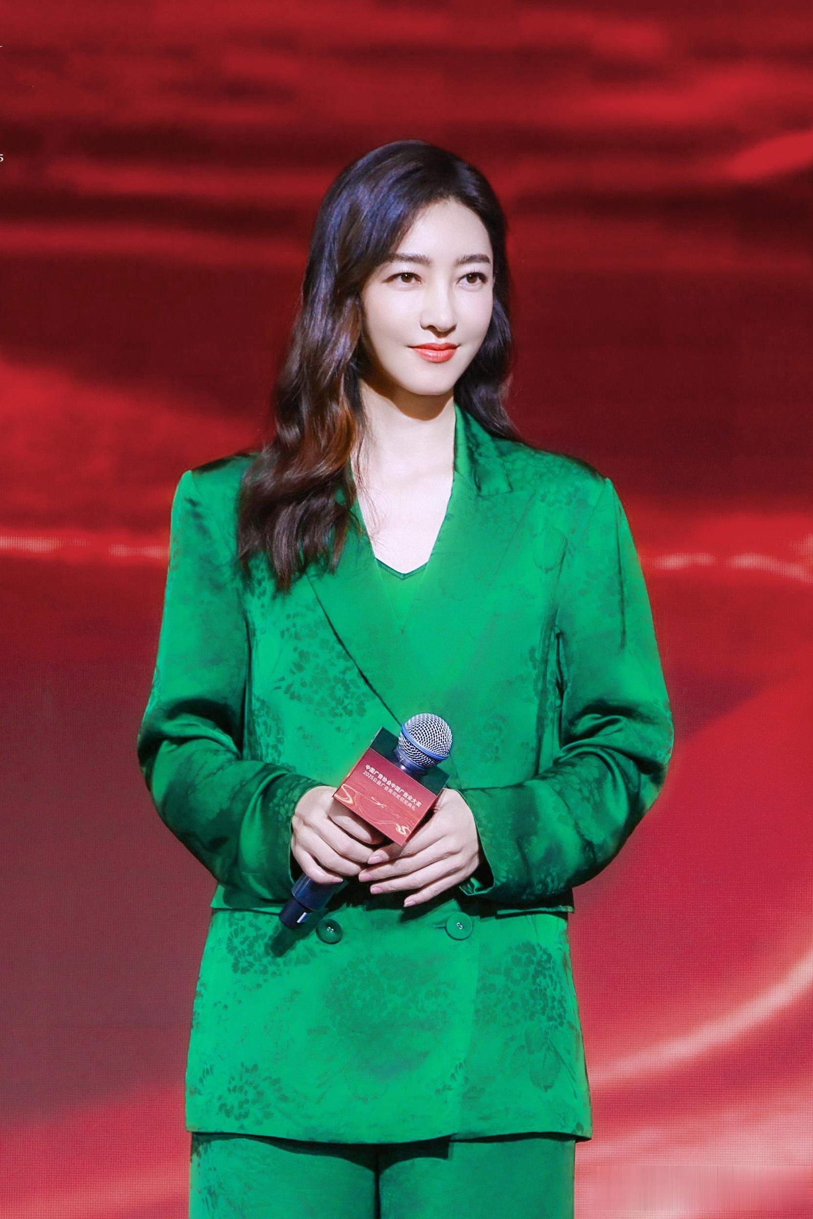 王丽坤：墨绿西装飒气，公益颁奖绽光芒
