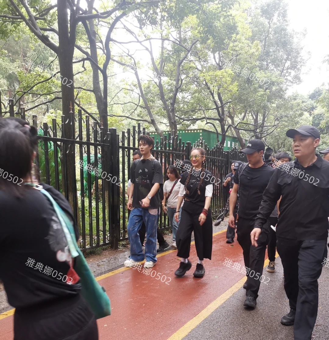 刘晓庆明显比去年发福了,奶奶年纪的姐姐们在公园闲逛也叫综艺?