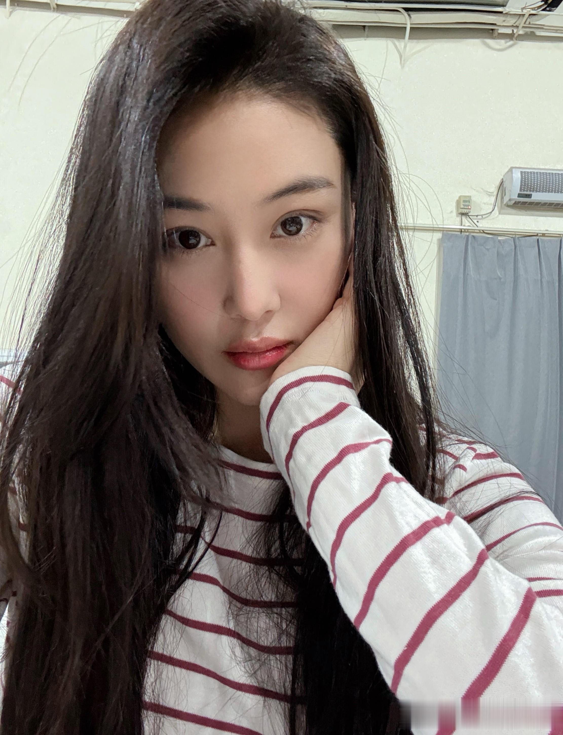 张馨予晒最新美照，皮肤白皙紧致似少女，38岁美得像18岁好惊艳