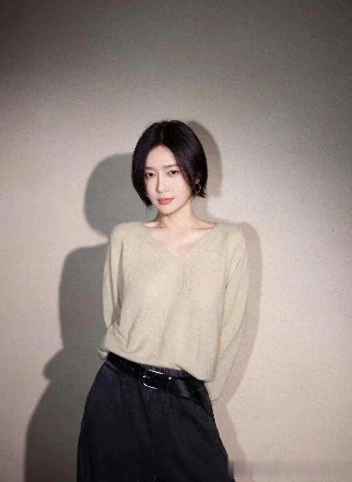 秦岚新剪了短发后更高级!穿v领针织衫+阔腿裤,简约又时髦!