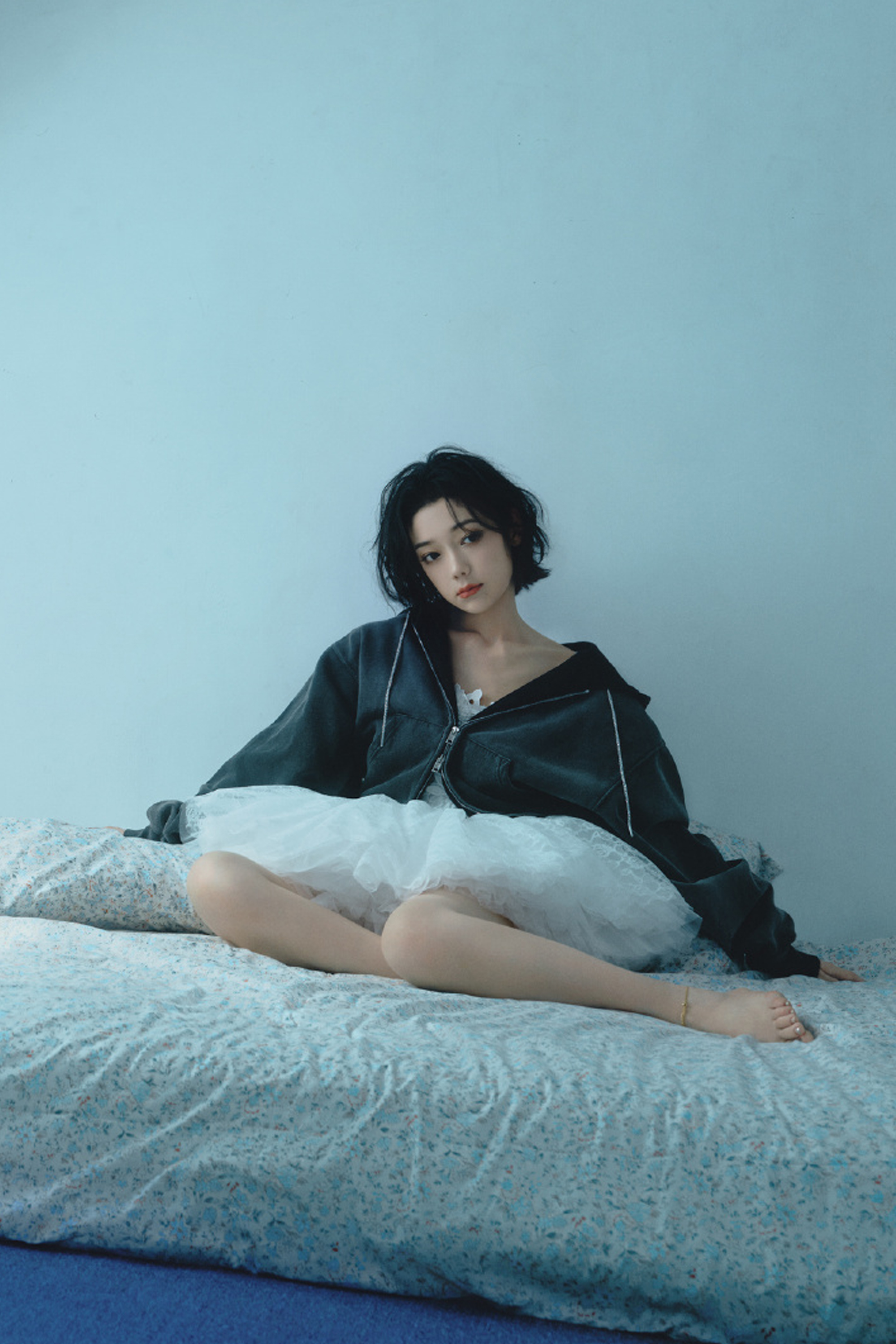 希林娜依高的美脚， 灵动初秋诗篇