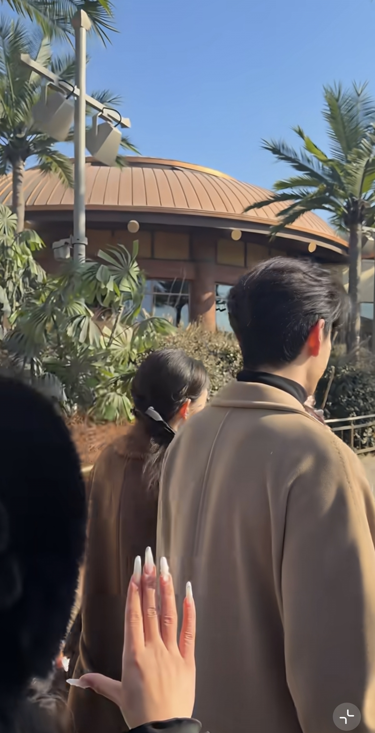 陈星旭现身北京环球影城，本人穿大衣好瘦好高好帅呀，好有气质！