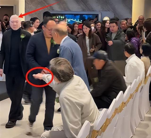 成龙满头白发，张艺谋被搀扶，北京这一夜，大咖云集，谁是真C位