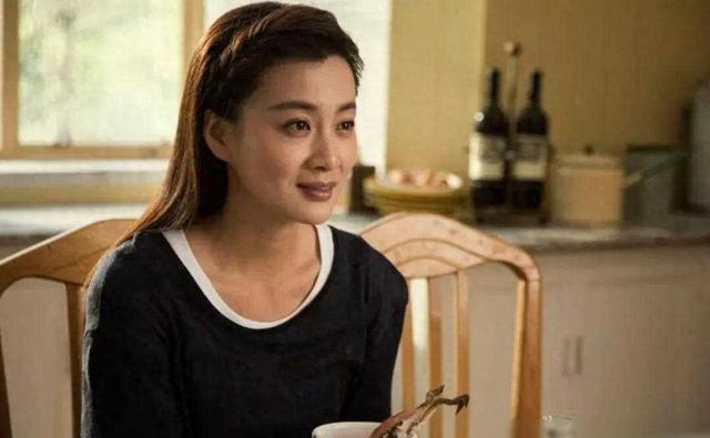 她长得漂亮戏也好,出道18年不温不火,今靠《以法之名》终于火了