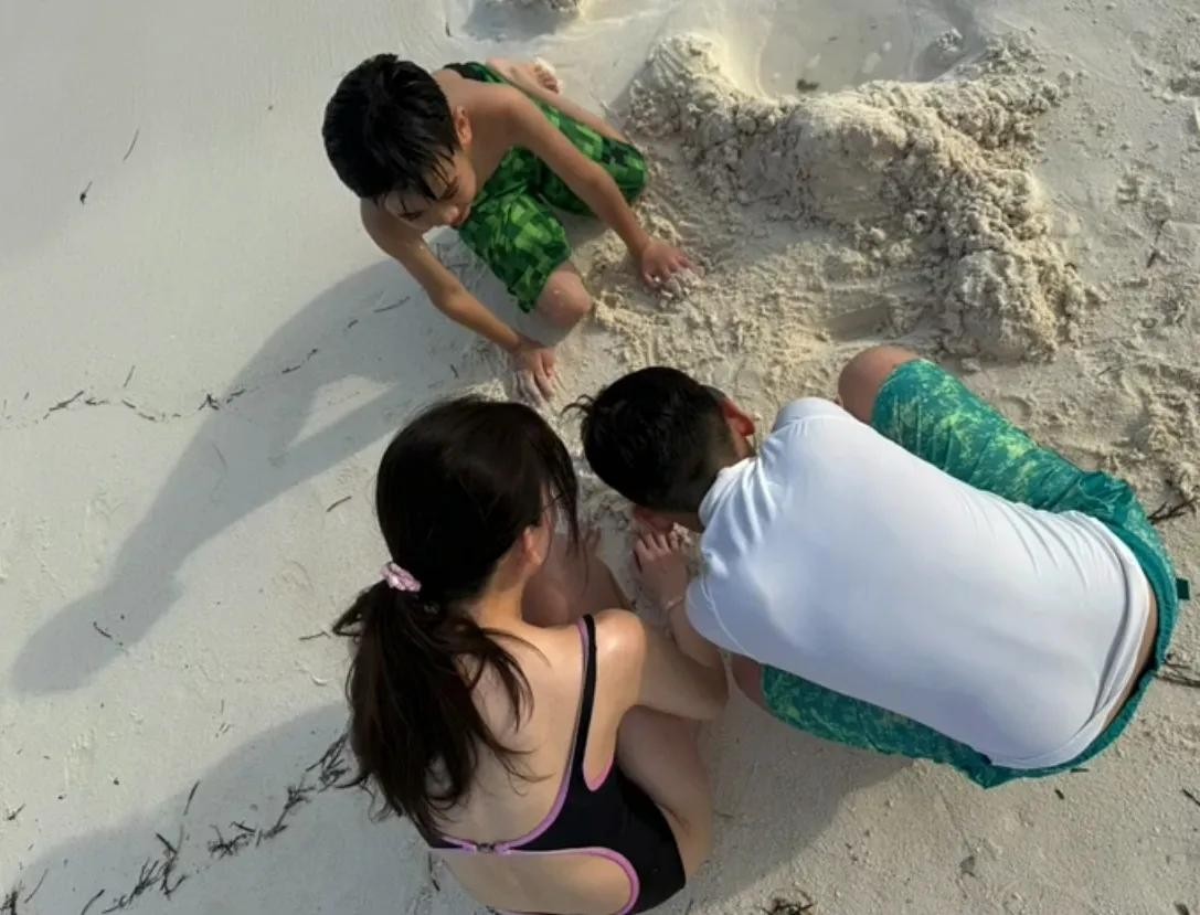 林志颖一家外出度假，妻子陈若仪身材纤细，生了3个娃仍然像少女