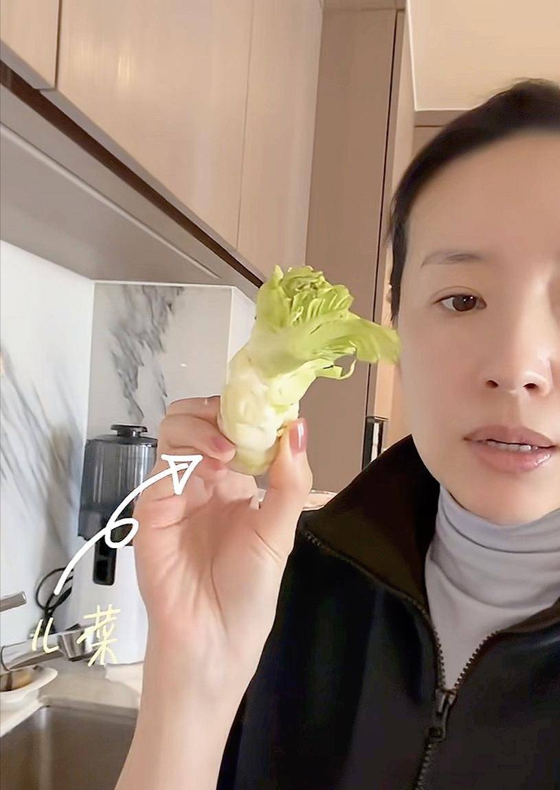 45岁董洁北京街头骑行,穿1万7羽绒服在大街吃肉串,人小能吃