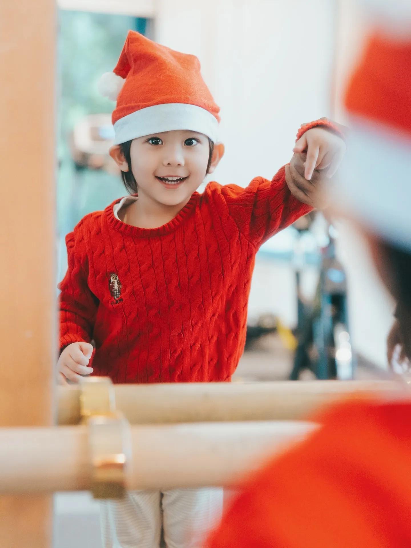 陈凯琳晒圣诞全家福，三个儿子颜值比爸爸郑嘉颖还高，帅气又可爱