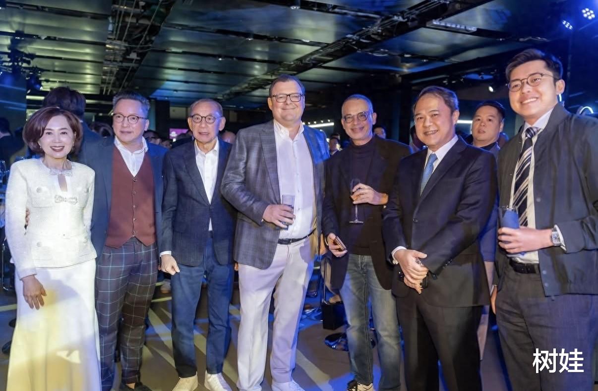 杨其龙罕同框父亲杨受成，58岁头发花白慈眉善目，父子俩长得好像