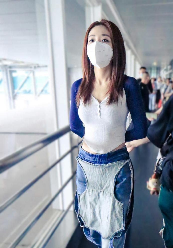 喻言机场路透！唱跳界的天花板，舞台上的暴风吸入，硬控力拉满。