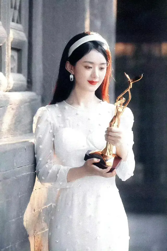 赵丽颖：这妆扮有种民国大小姐的感觉