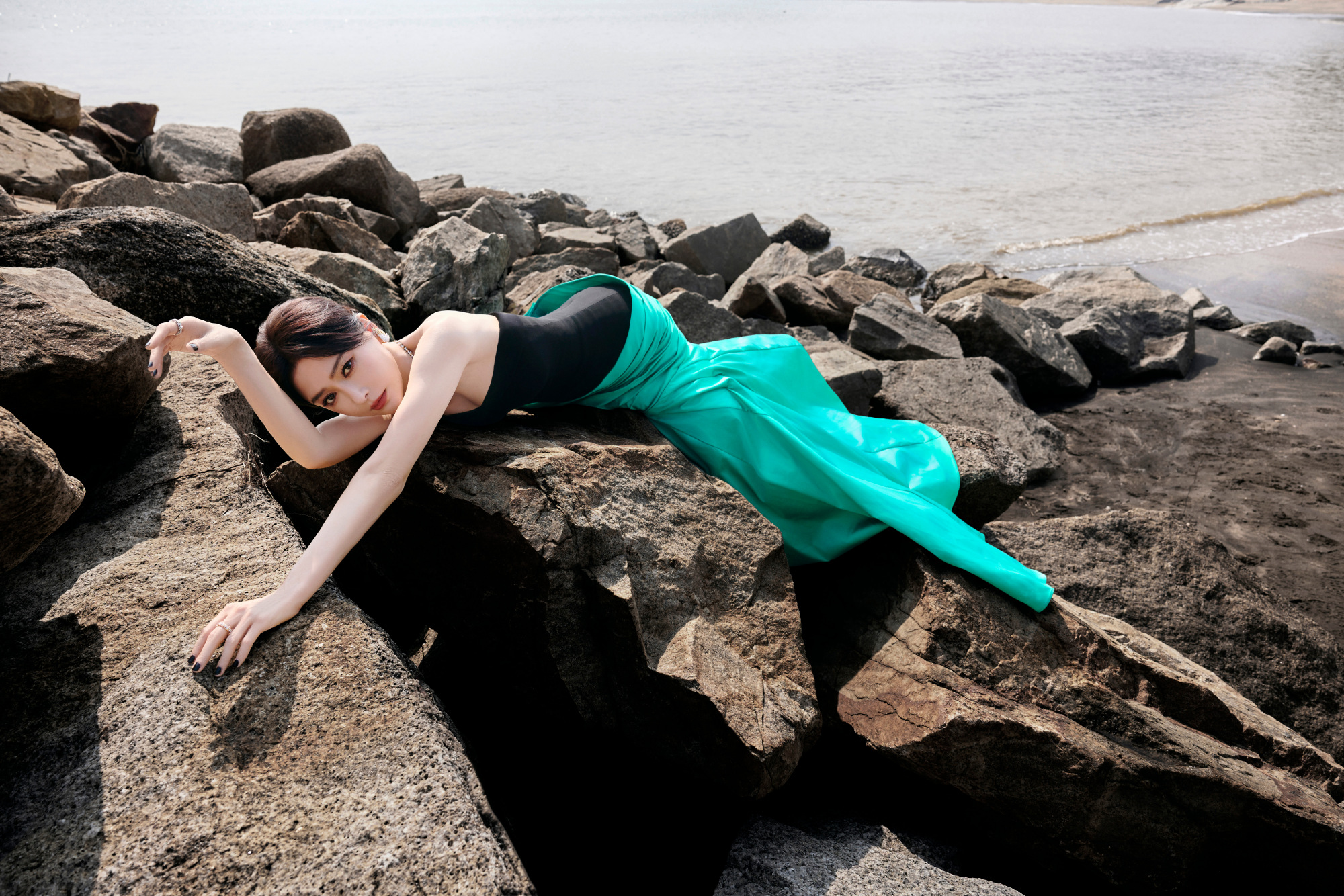 秦岚黑拼蓝抹胸礼裙，身材没谁了