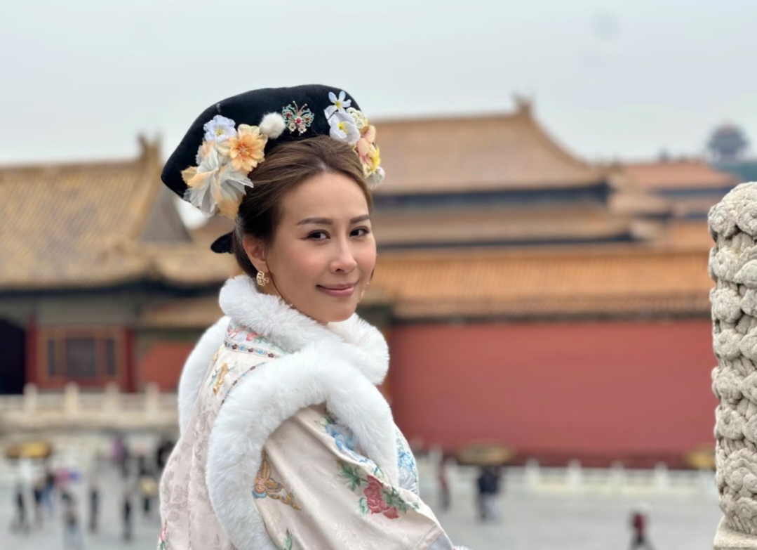 TVB前港姐冠军携3个孩子游北京，14岁女儿身高175CM，长相随爸爸