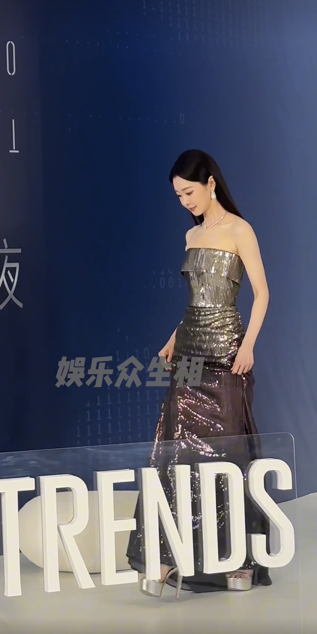 太美了！宋轶出席时尚之夜，穿渐变抹胸长裙，气质美貌优雅全占了