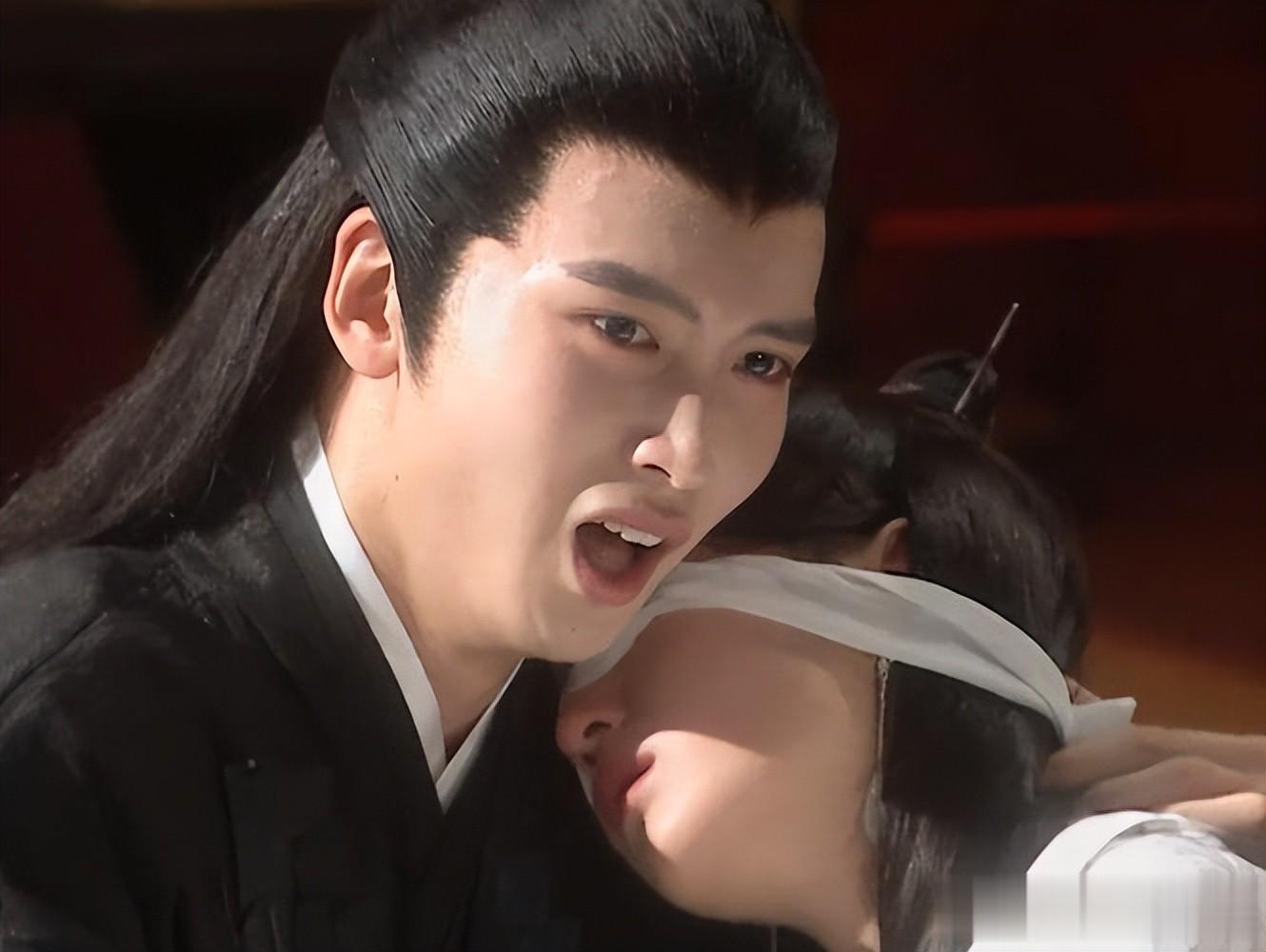 陈宥维疑似新恋情曝光，等红灯戳女生肚子，女生身材高挑目测180