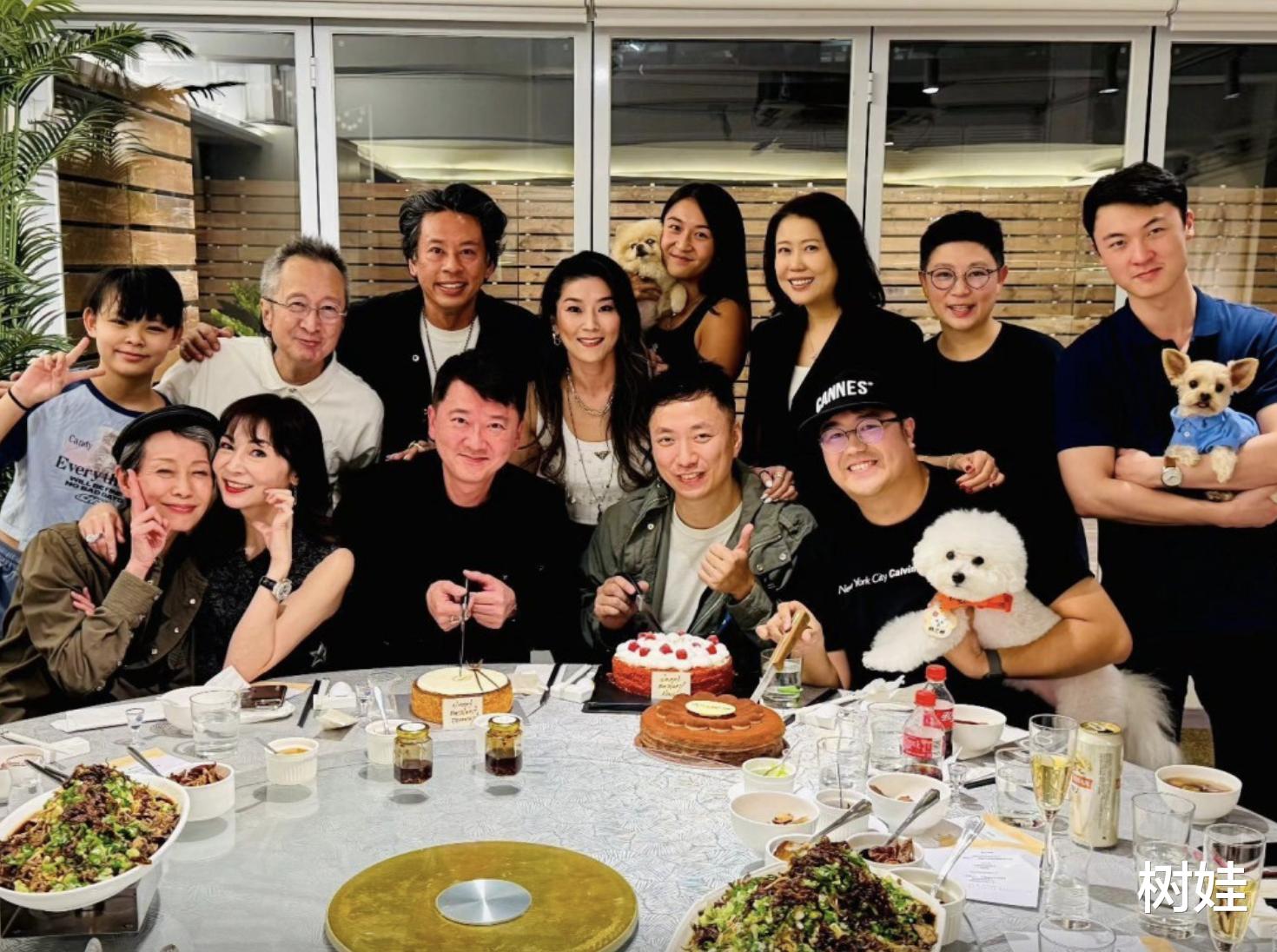 叶童71岁富商丈夫罕露脸，长发及肩身形消瘦，在店里热情招呼客人