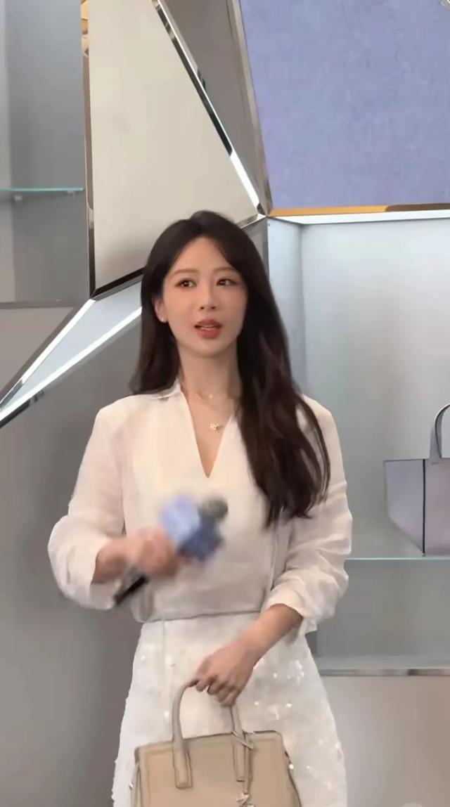 杨紫亮相杭州万象城,腰肢纤细薄薄一片,这侧颜谁看了不心动