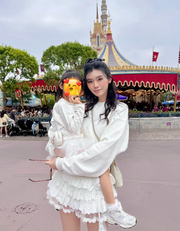 36岁奚梦瑶晒复古大头贴！穿新中式大玩下衣消失，一双腿又白又长