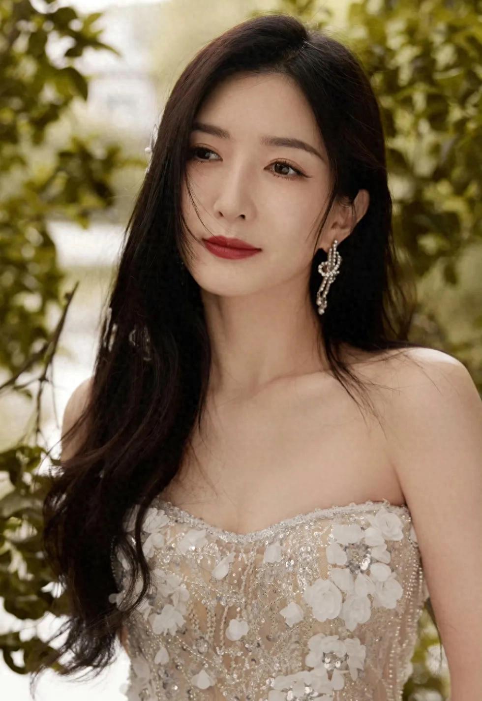 江疏影蕾丝抹胸纱裙迷人