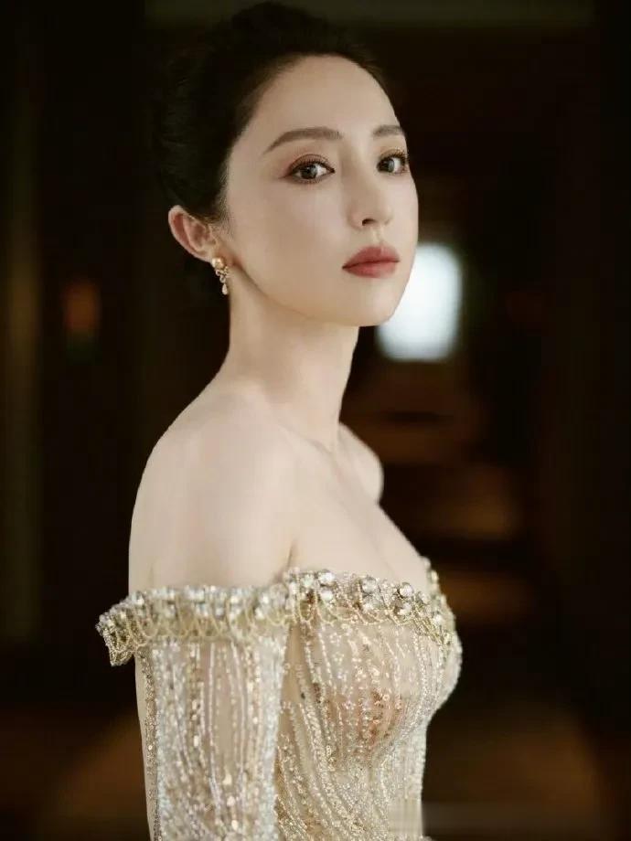 董璇透视露肩装造型真的亮眼，皮肤又白又嫩，身材好到尖叫